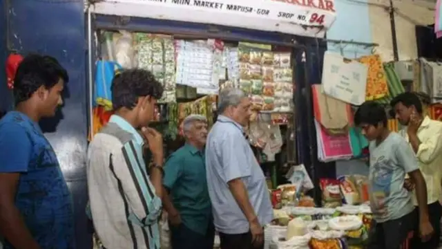 मनोहर आणि सुरेश पर्रिकर दुकानाबाहेर उभे आहेत