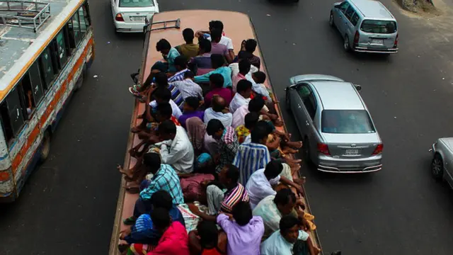 বাংলাদেশের মহাসড়কে এখনও অনেক মানুষ জীবনের ঝুঁকি নিয়ে চলাচল করেন।