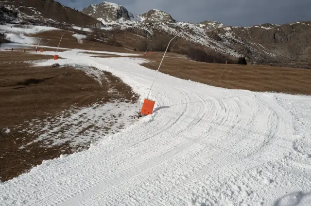 صورة لتجريف الثلج من أجل تهيئة مضمار التزلج.