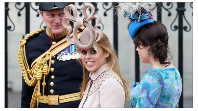 A princesa Beatriz usa um chapéu espalhafatoso no casamentobetbry online casinoWilliam e Kate