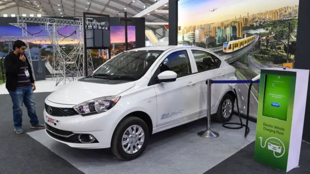 पेट्रोल-डिझेलची गाडी घ्यावी की इलेक्ट्रिक?