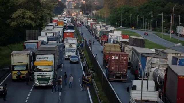 filamelhor betcaminhões bloqueando a Via Dutra,melhor betJacareí (SP) na segunda-feira (31/10)