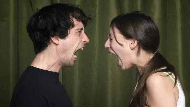Pareja gritándose