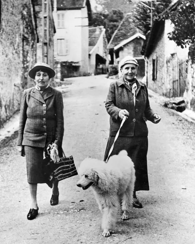 Prava Alis B. Toklas je upoznala Gertrudu Stajn 1907. i narednih 39 godina bile su nerazdvojne