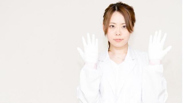 Médico con guantes blancos