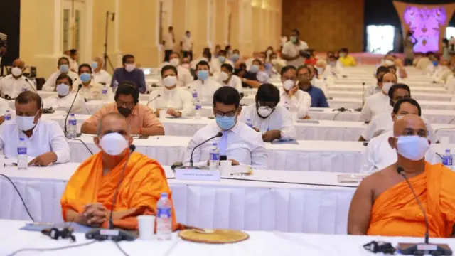 மஹிந்த கூட்டத்தில் பங்கேற்ற தமிழ்த் தேசியக் கூட்டமைப்பு - பிற எதிர்க்கட்சிகள் புறக்கணிப்பு