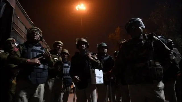 டெல்லியில் வன்முறை: ட்வீட் செய்வதை தவிர கெஜ்ரிவாலால் வேறு எதாவது செய்ய முடியுமா?