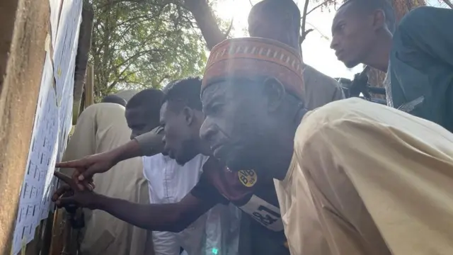 Ndị na-chọ aha ha n'akwụkwọ ndị Inec tupu ha atụọ vootu n'Adamawa 8.44.am