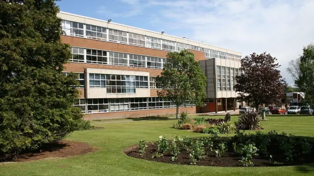 Учебное здание с зеленой лужайкой