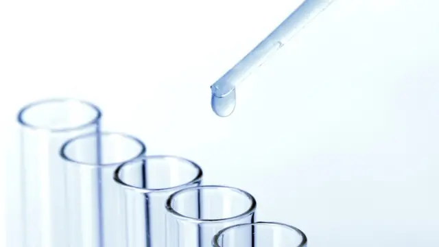 Una gota es colocada en un tubo