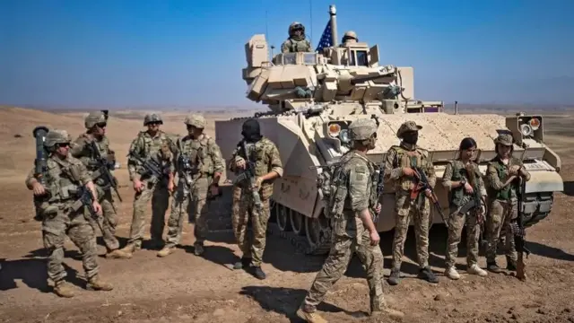 مركبة قتالية وجنود