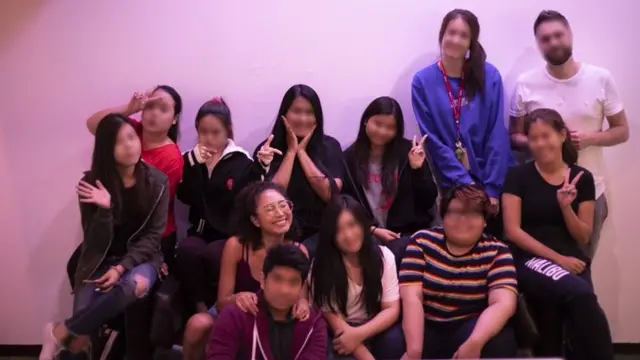 พนักงานบริษัทถ่ายรูปหมู่