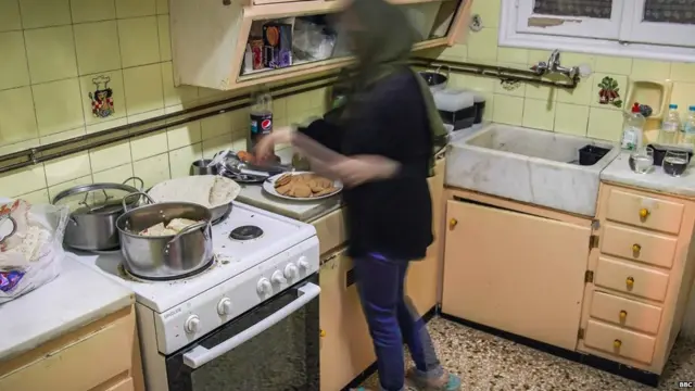 ਸਨਾ ਗ੍ਰੀਸ ਵਿੱਚ ਆਪਣੇ ਘਰ ਵਿੱਚ ਹੈ, ਹਰ ਦਿਨ ਪ੍ਰਸ਼ਾਸਨ ਪਰਿਵਾਰਾਂ ਲਈ ਪੱਕਿਆ ਹੋਇਆ ਖਾਣਾ ਲੈ ਕੇ ਆਉਂਦਾ ਅਤੇ ਉਸ ਨੂੰ ਵੰਡਿਆ ਜਾਂਦਾ ਹੈ