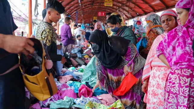 ঢাকার নিউমার্কেটে ঈদের বাজারে কেনাকাটা - এপ্রিল ২০২২