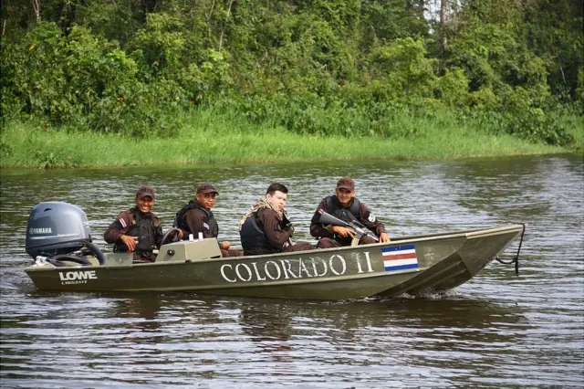 Guardias de fronteras de Costa Rica en el río Colorado, que desemboca en el Caribe.