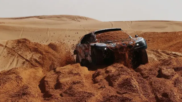 ليونيل باود سائف بي اتش سبورت ومساعده جان بيير غارسين أثناء المرحلة الثالثة من رالي داكار في المملكة العربية السعودية (4 يناير/كانون الثاني 2022)