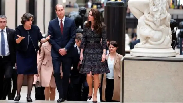 ขณะเสด็จเยือนพิพิธภัณฑ์ออร์แซ ซึ่งเป็นคลังเก็บรวบรวมผลงานศิลปะแนวอิมเพรสชันนิสม์ชิ้นเด่น ๆ ไว้มากที่สุดในโลก