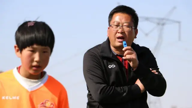 종리앤촨 초등학교 교장이자 축구부 코치인 마앤우는 부임 후 재학생 모두 축구수업을 받도록 했다