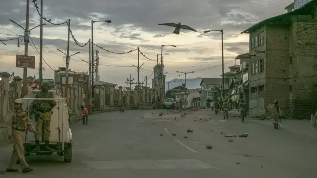 জনশূন্য শ্রীনগরের পথঘাটে শুধু ফৌজের পদচারণা। ৯ আগস্ট, ২০১৯