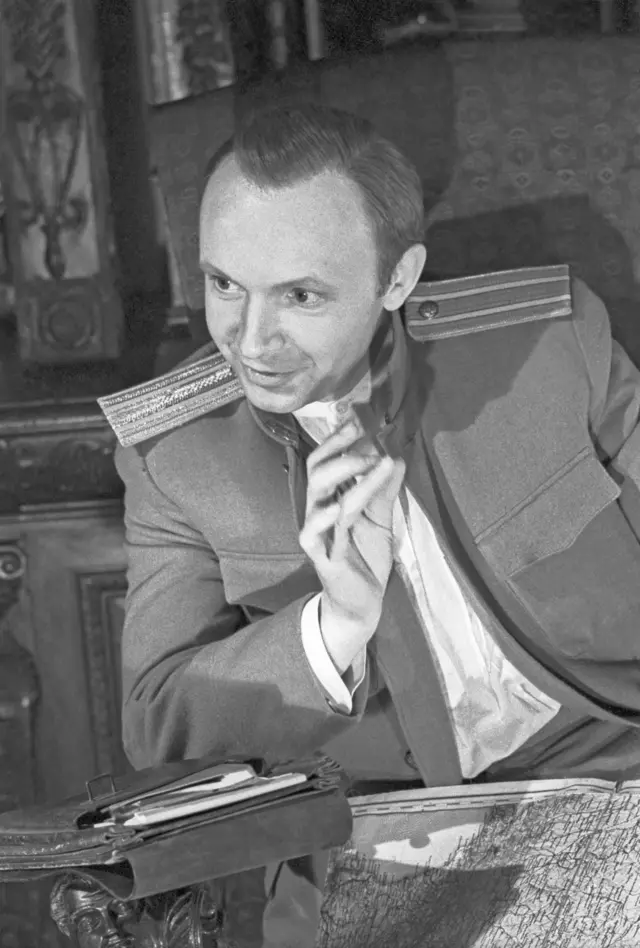 Андрей Мягков в роли Алексея Турбина в фильме "Дни Турбиных"