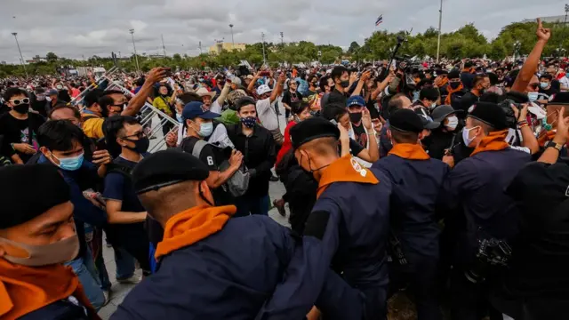 ผู้ชุมนุมพยายามฝ่าแนวกั้นของเจ้าหน้าที่เข้าไปในบริเวณสนามหลวง