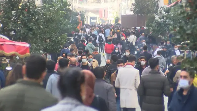 Yasağın olmadığı saatlerde İstiklal Caddesi gibi popüler noktalarda yoğunluk arttı