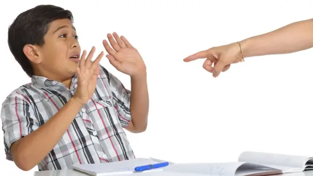 Una mano señalando a un niño