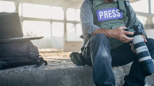 பணிநீக்கம் செய்யப்பட்ட ஊடக ஆசிரியர்: அவருக்கு ஆதரவாக ராஜிநாமா செய்த 70 செய்தியாளர்கள்