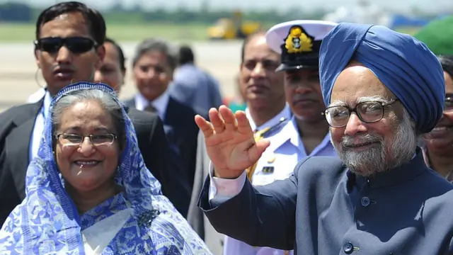 7 सितंबर 2011 को ढाका हवाई अड्डे पर भारतीय प्रधानमंत्री मनमोहन सिंह और बांग्लादेश की प्रधानमंत्री शेख़ हसीना