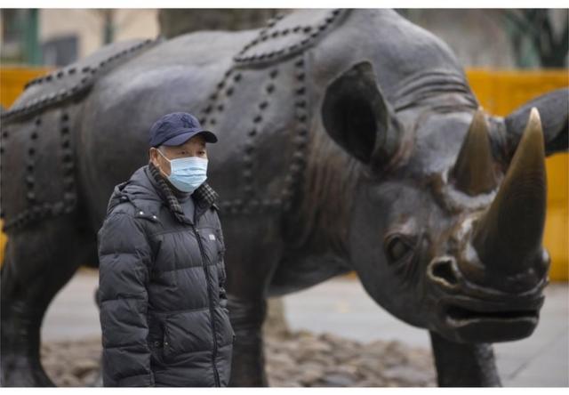 2020年12月28日，一名男子走过中国上海公园的雕塑。