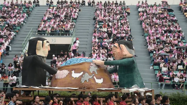 ฟุตบอล ประเพณี จุฬา มธ 72 ล้อการเมือง