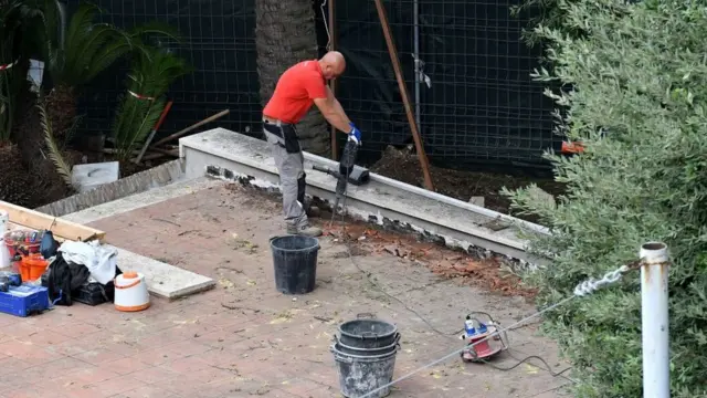 Homem trabalha na reforma da Nunciatura Apostólica,novibet jobsRoma.