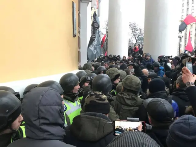 Правоохоронці намагаються не пустити протестувальників у будівлю