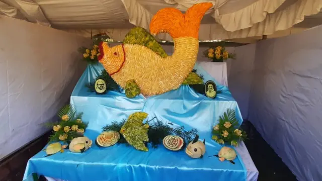 பழங்களால் ஆன ராட்சத கழுகு, பாண்டா கரடி, தாஜ்மகால்