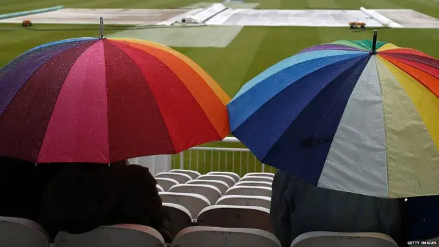 වර්ෂාව හේතුවෙන් පාලුවට ගිය ලෝඩ්ස් පිටිය