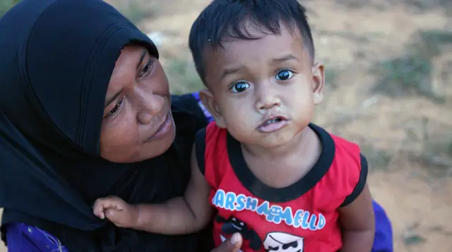 Orang Rimba yang pindah agama dengan anaknya