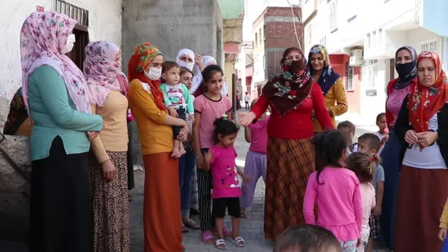 Veliler çocuklarının eğitimlerine devam etmeleri için yeni okulların en kısa zamanda yapılmasını istiyor.