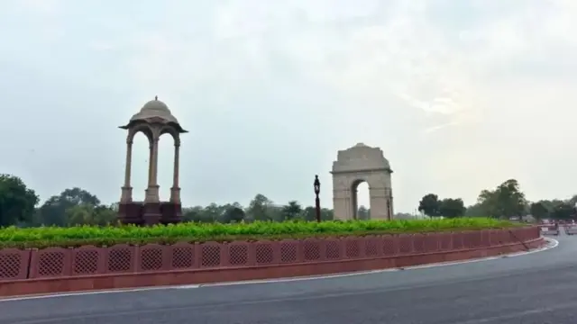 ఇండియా గేట్ వద్ద రోడ్డు