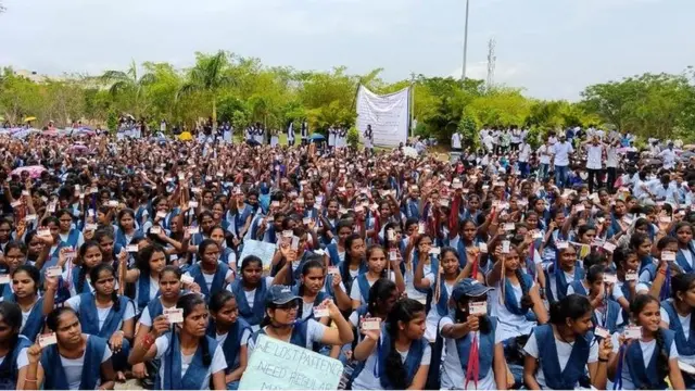 బాసర ట్రిపుల్ ఐటీ విద్యార్ధుల ఆందోళన