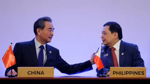 中国外长王毅与菲律宾代表在东盟会议上谈话