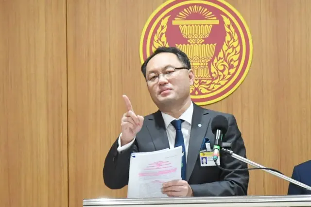 คนใส่สูตนั่งแถลงข่าว