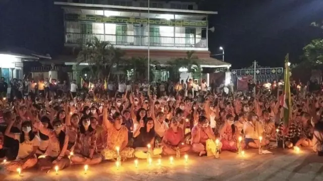 မြစ်ငယ်မီးရထားဝန်ထမ်းတွေရဲ့ညဘက်မီးထွန်းသပိတ်