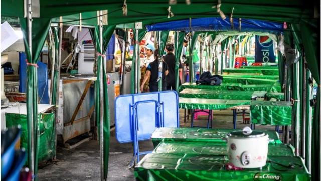 Một khu bán thức ăn lộ thiên tại Bangkok vắng hoe hôm 30/3 vì Thái Lan đang ở trong tình trạng khẩn cấp toàn quốc, và Bangkok và những vùng xung quanh bị phong tỏa