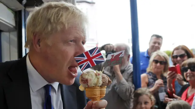 Boris Johnson tomando sorvete