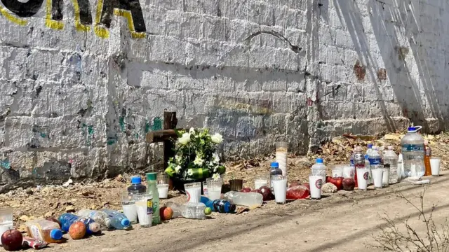 Memorial que los vecinos levantaron en la zona del accidente