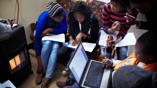 Un groupe d'étudiantes qui révisent.