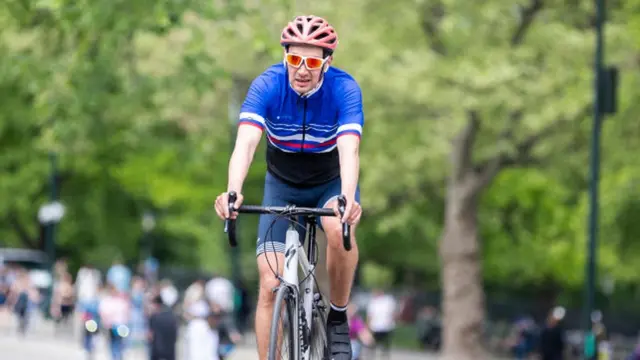 અમેરિકા માસ્ક વગર સાઇકલ લઈને નીકળેલી એક વ્યક્તિ