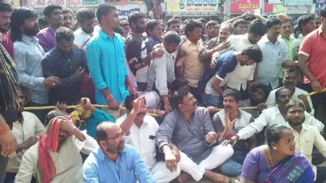 షాద్ నగర్ పోలీస్ స్టేషన్ వద్ద నిరసనలు