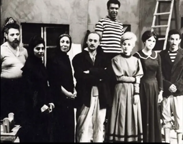 خسروی با کت سیاه در وسط تصویر