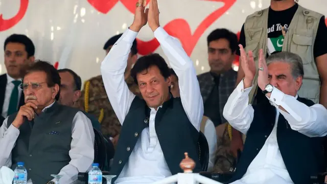 मुज़फ़्फ़राबाद में रैली के दौरान इमरान ख़ान